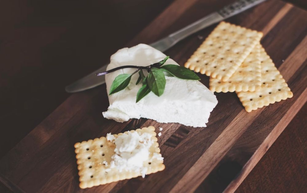 Crackers with farmer's cheese