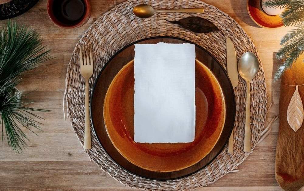 Table setting with stoneware and wood plate